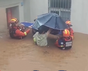 【新闻直播间】湖北广水降雨导致人员被困 消防人员紧急救援
