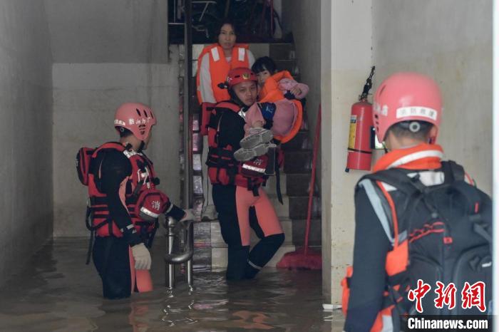 【中新社】直击粤北洪灾一线：救援有序开展 搭起“水上通道”