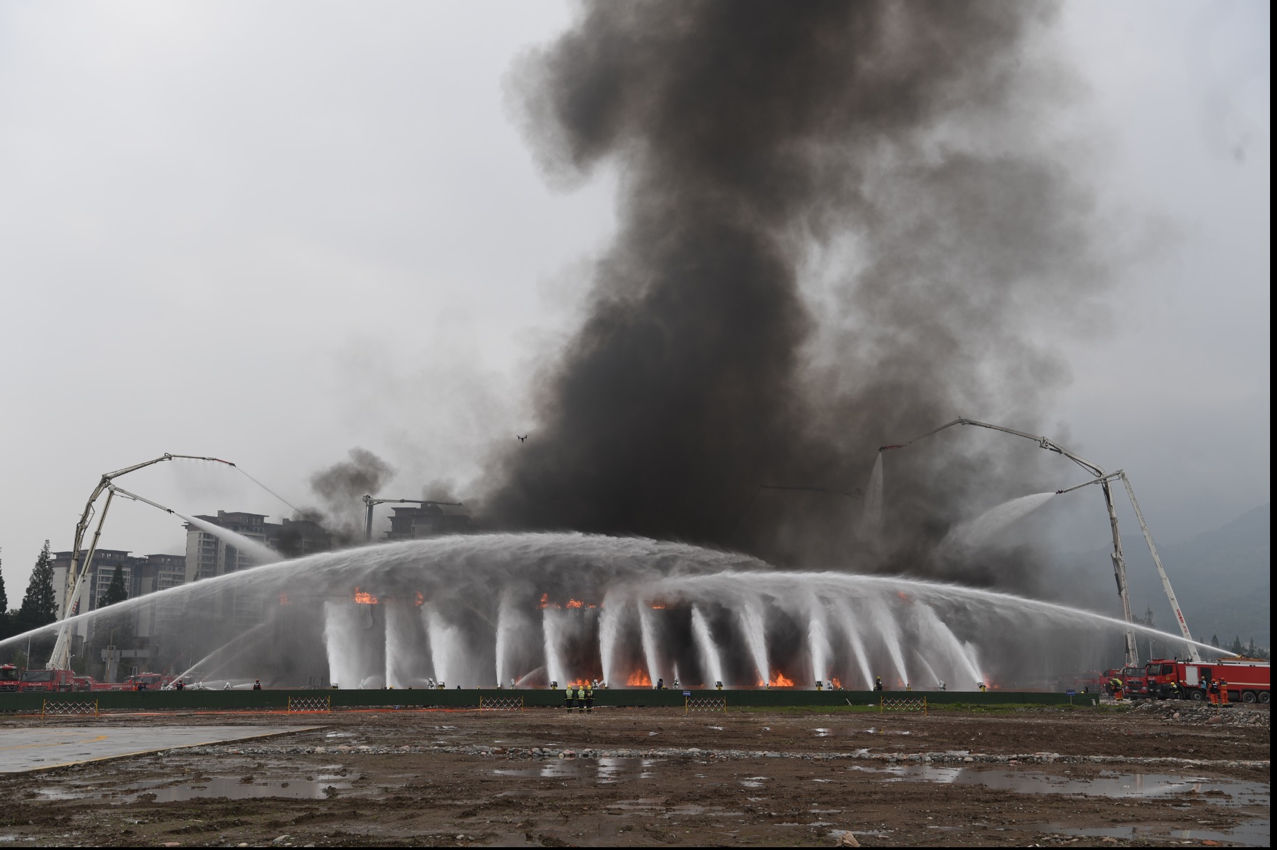 震撼航拍：响水爆炸事故现场留下直径超百米大水坑_凤凰网视频_凤凰网