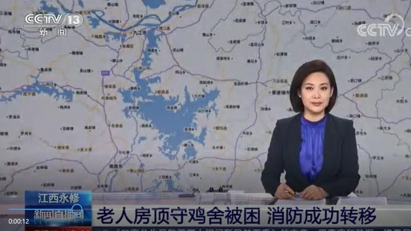 [新闻直播间]老人房顶守鸡舍被困 消防成功转移