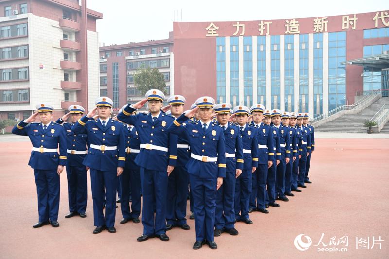 [人民网] 图片故事：这群“火焰蓝”用行动诠释责任与担当