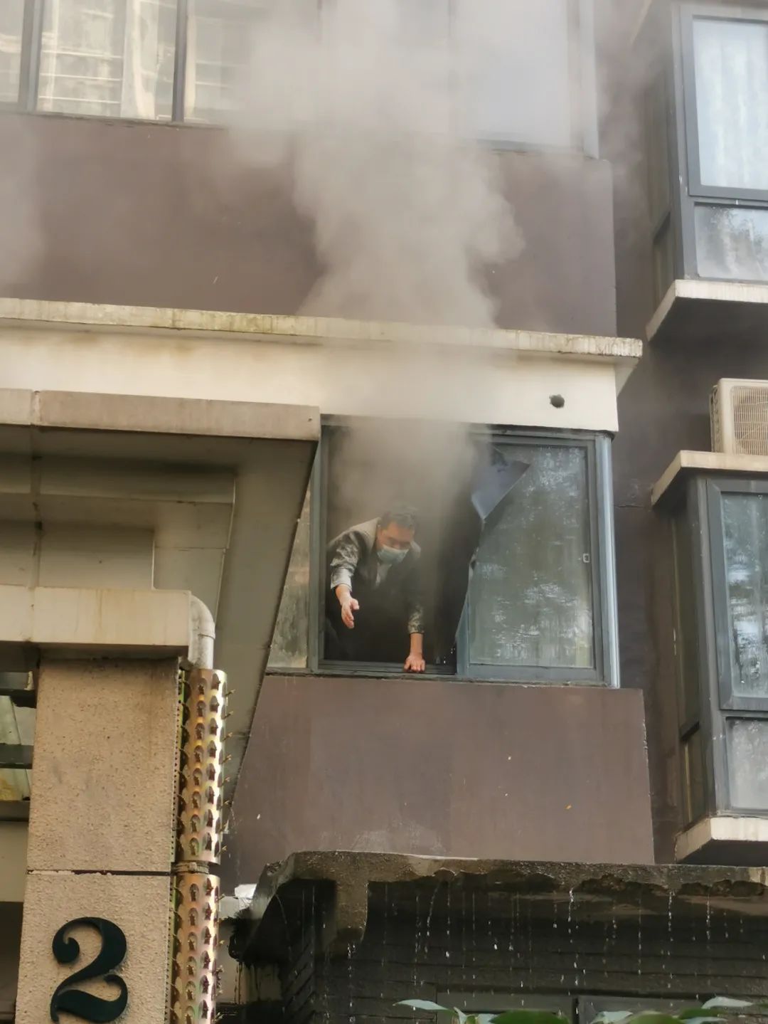 脸熏黑了，手划破了，他却笑了……