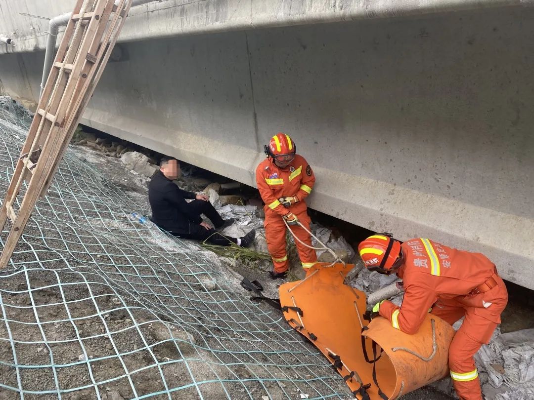 高速路堵车 英国小姐姐穿内衣晒日光浴解闷-搜狐大视野-搜狐新闻