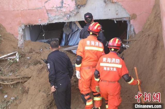 【中国新闻网】青海互助发生山体滑坡致11人被困 公安消防紧急救援