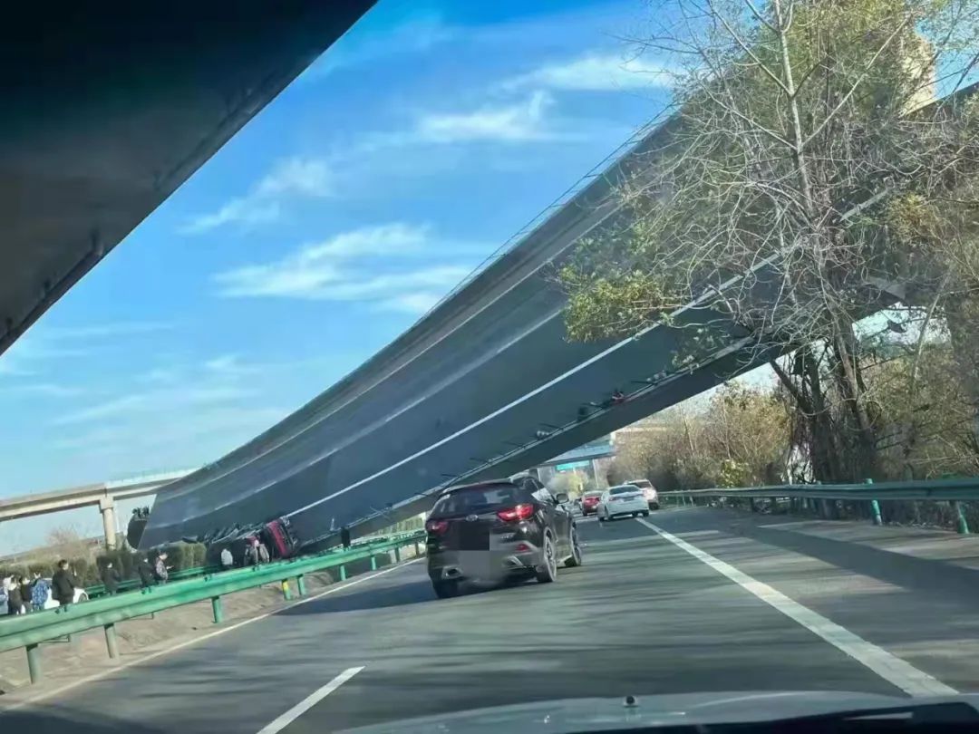 湖北一高速桥梁侧翻，搜救出8人