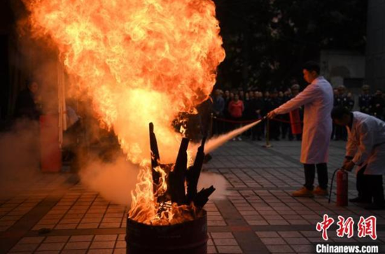 “119消防宣传月” 重庆民众学习火灾逃生自救