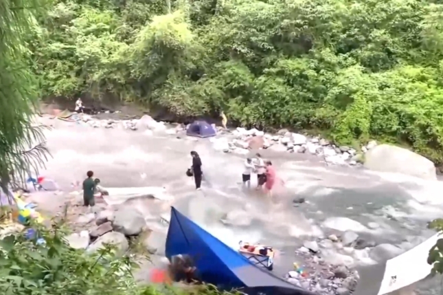 户外遭遇山洪该如何避险？