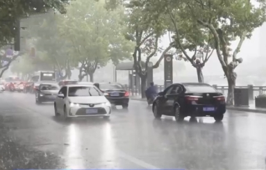 雨天行车事故多发 路遇积水如何安全通过？