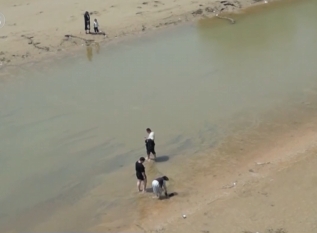 看似平静的河流暗藏泥沙漩涡等危险 夏季玩水千万要警惕→