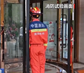 旋转门5厘米缝隙成儿童陷阱 消防员实测自动感应盲区