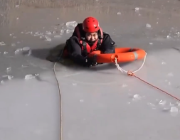 冰面坠落如何自救？