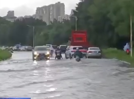 遭遇暴雨雷电天气如何保证自身安全