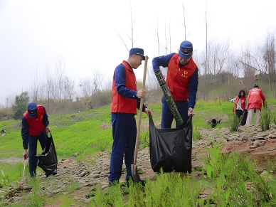 湖北咸宁消防学雷锋活动月系列志愿服务丰富多彩