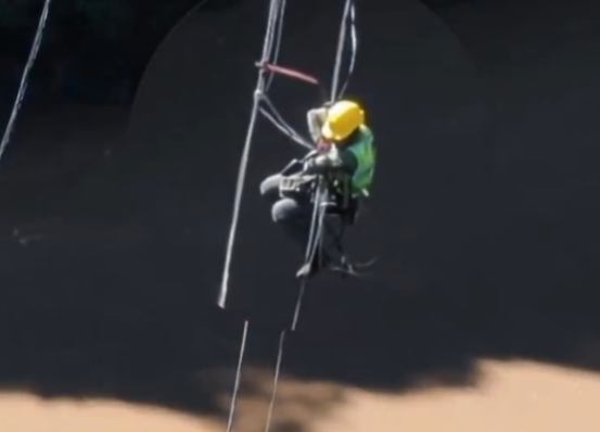 【视频】钢缆脱轨 男子被困怒江上方百米高空
