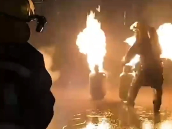 【视频】消防员冲进浓烟抱出6个喷火煤气罐
