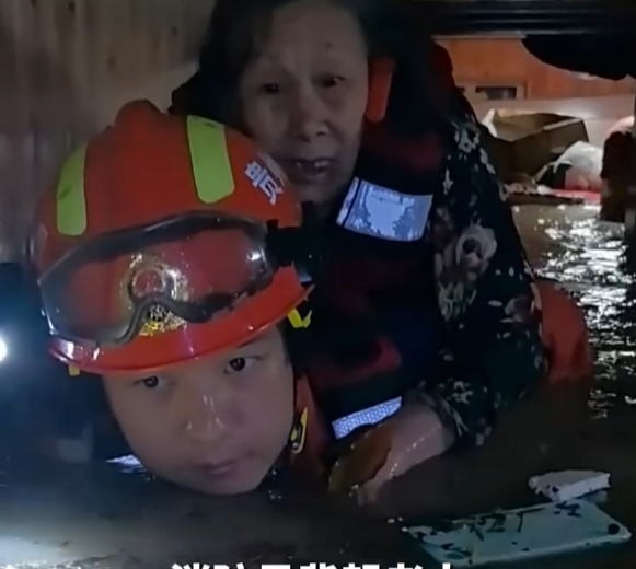 【视频】儿子心急寻母，消防员雨中转移出被困老人