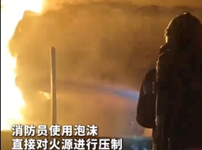 【视频】货车行驶途中起火消防员连夜扑救