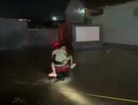 【视频】北京强降雨引发山洪 消防员逆险守护