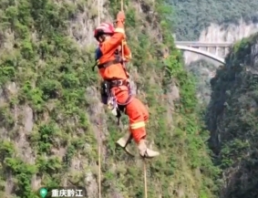 【视频】消防员仅凭绳索垂直漫步百米高空