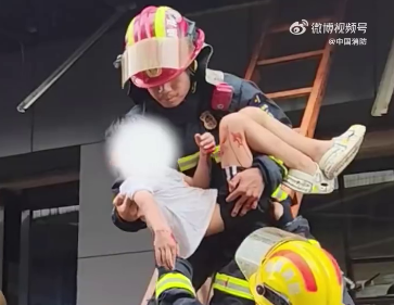 【视频】男孩窗边玩耍坠楼卡广告牌缝隙