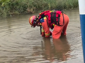 【视频】消防员泡在积水中冒雨排涝