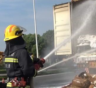 【视频】锂电池突然起火爆炸 消防员二次灭火