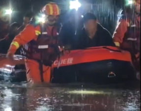 【视频】山西暴雨 消防员昼夜不歇守护