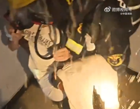 【视频】消防员闯浓烟逐层搜救4人脱险