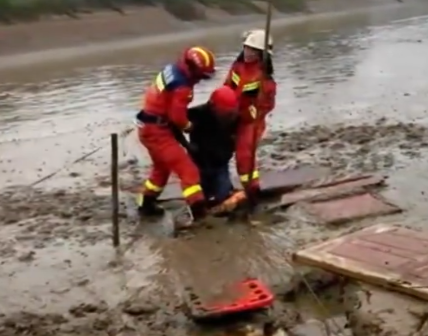 【视频】八旬老人身陷淤泥“无法自拔”