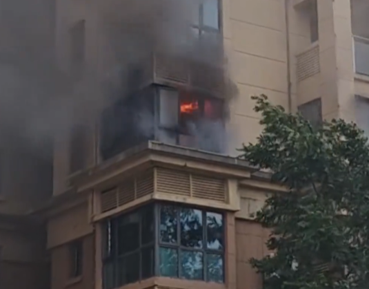 【视频】男子出门忘拔充电器引发火灾 卧室被烧成“废墟”