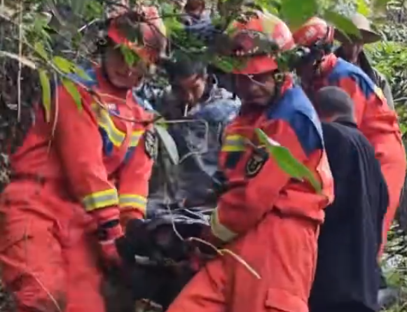 【视频】消防员抬担架闯峭壁营救摔伤老人