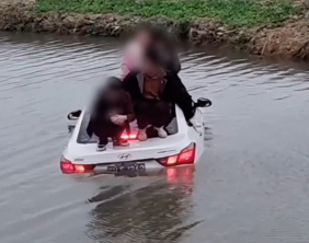 【视频】轿车坠河 4人被困车顶及时获救