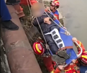 【视频】老人钓鱼时意外跌入河坎 腿部受伤被困