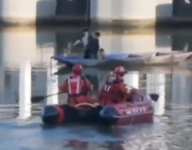 【视频】三名男孩登船玩耍不料漂至湖心 消防员紧急救援