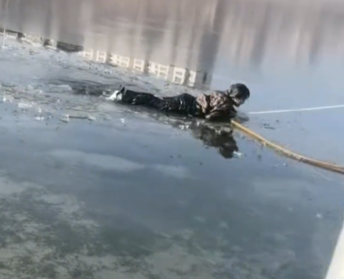 【视频】4岁男童坠入冰窟，13岁女孩爬冰救人！