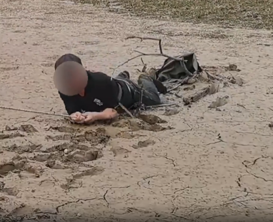 【视频】男子捡田螺被困泥潭 消防紧急救援