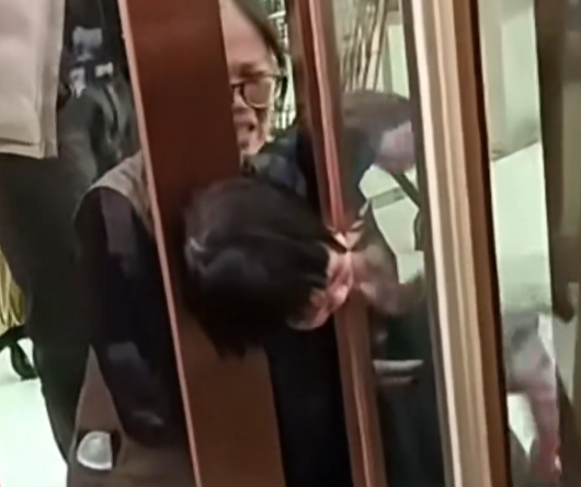 【视频】女童被卡晕厥 消防员救人送医