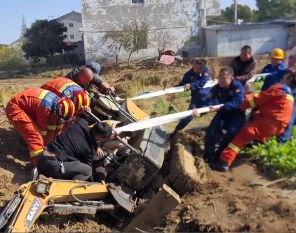 【视频】挖掘机侧翻压住驾驶员 消防员和群众合力救援
