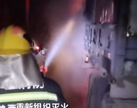 【视频】货车起火 消防员扑救时货物突然爆炸