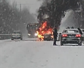【视频】两车相撞起火 消防员顶风冒雪扑救