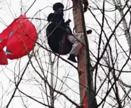 【视频】女子玩滑翔伞失控悬挂10米高树上