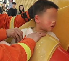 【视频】“财神爷”抱娃不撒手，消防员巧劲施救