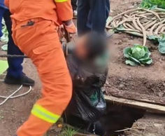 【视频】男孩玩耍时不慎坠入深井，获救后第一反应太真实