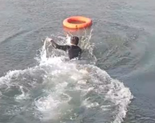 【视频】消防员训练途中跃入冰河救人