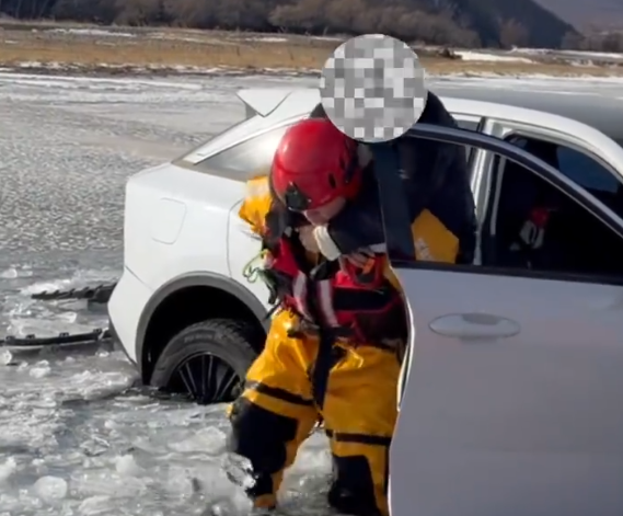 【视频】女子驾车横穿河道 连人带车陷进冰河