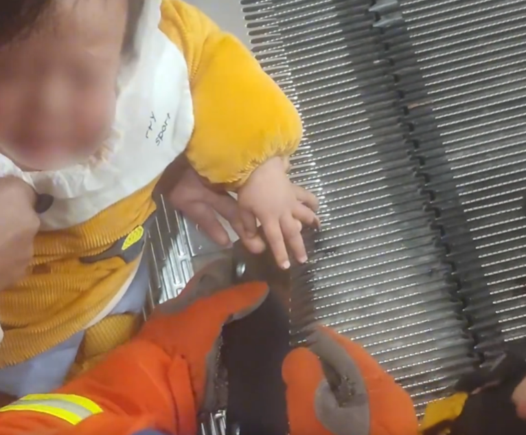【视频】看着都疼！幼童手指卡电梯，消防员迅速解救