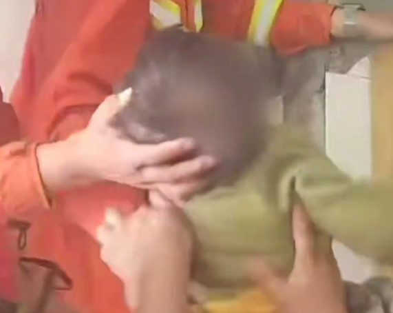 【视频】1岁幼童悬空卡在高层管道井内 消防员托举救出！  