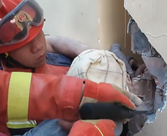 【视频】男孩头卡墙缝 消防员暖心救援