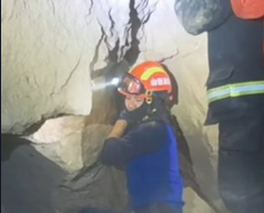 【视频】初中生失足掉入井内 消防紧急救援