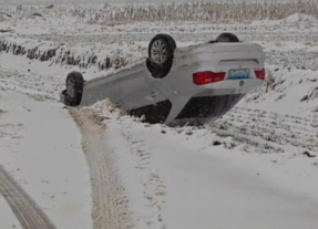 【视频】雪天路滑车仰翻 消防打碎车窗救人